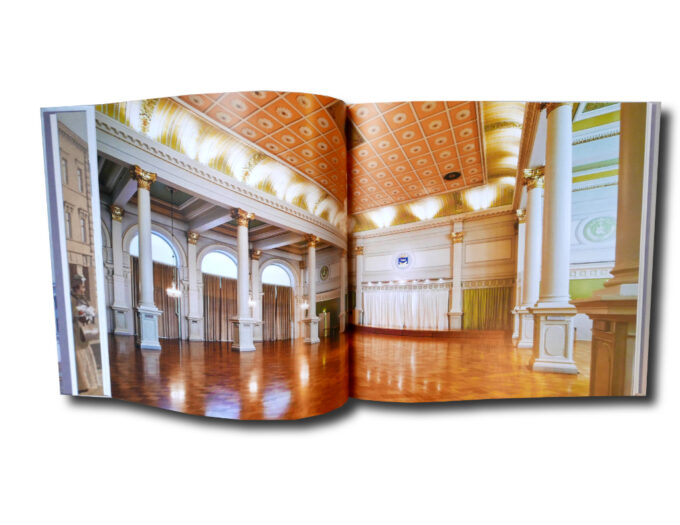 Laura Kolbe, Pekka Puhakka: Helsingin kaupungintalo: Historiaa ja herkkuja – Helsinki City Hall: History and Fine Food (Otava, 2008)