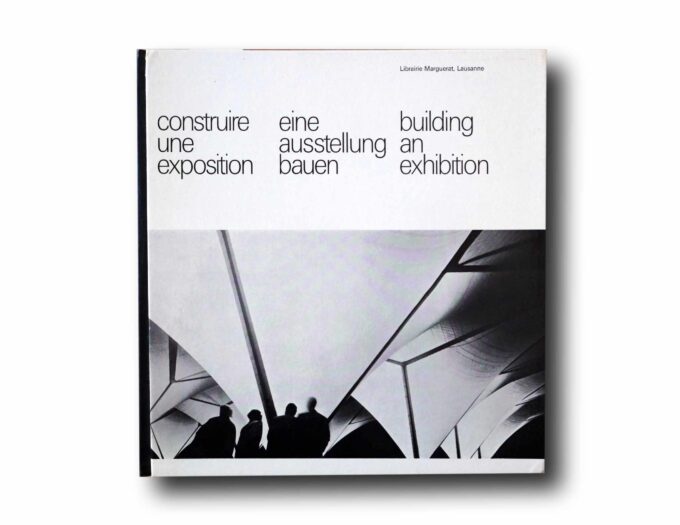 Photo showing the book Construire une exposition – Eine Ausstellung bauen – Building an Exhitibition