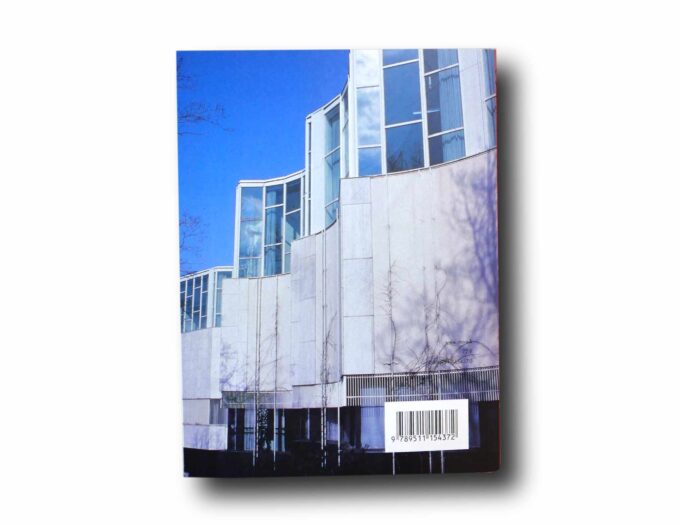 Alvar-Aalto-mestariteoksia-taka Photo showing a sample spread of the book Alvar Aalto: Mestariteoksia